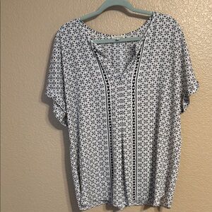 Max Studio White and Black Printed V-Neck Blouse